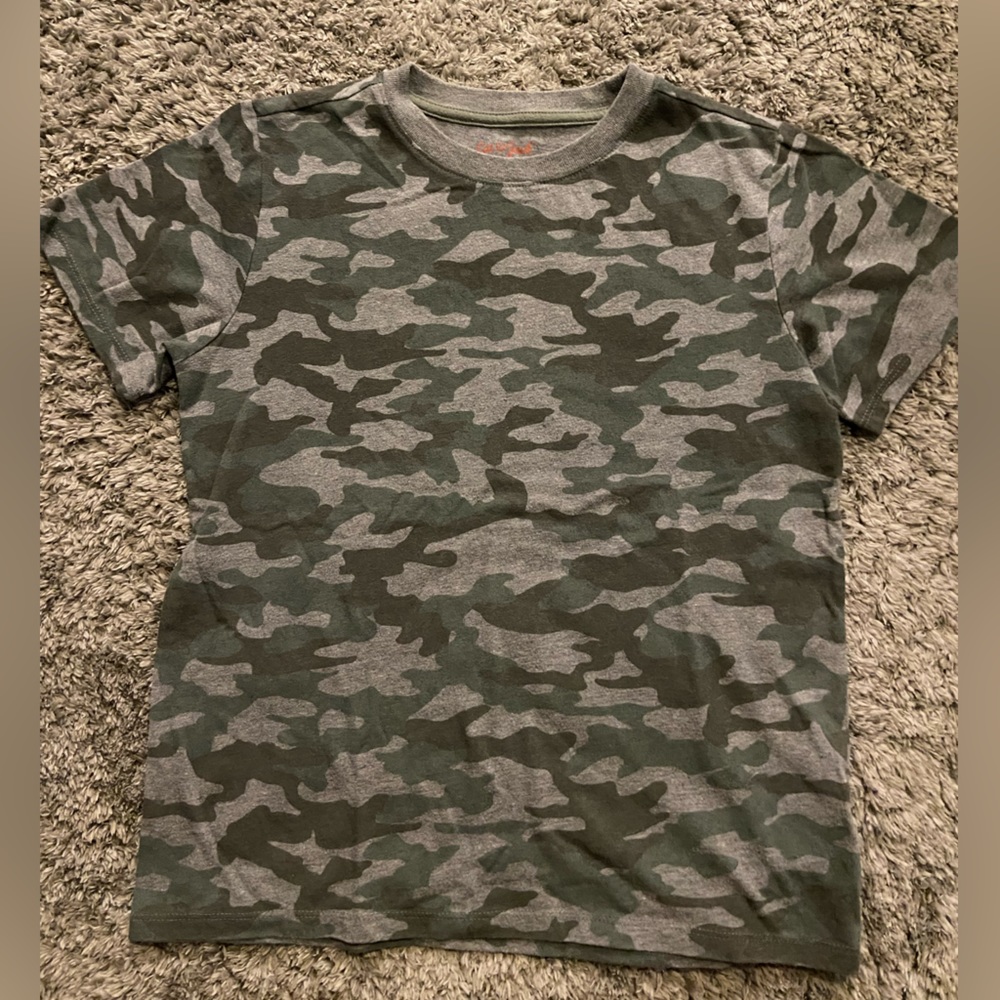Camo T-shirt in great condition no holes rips or stains